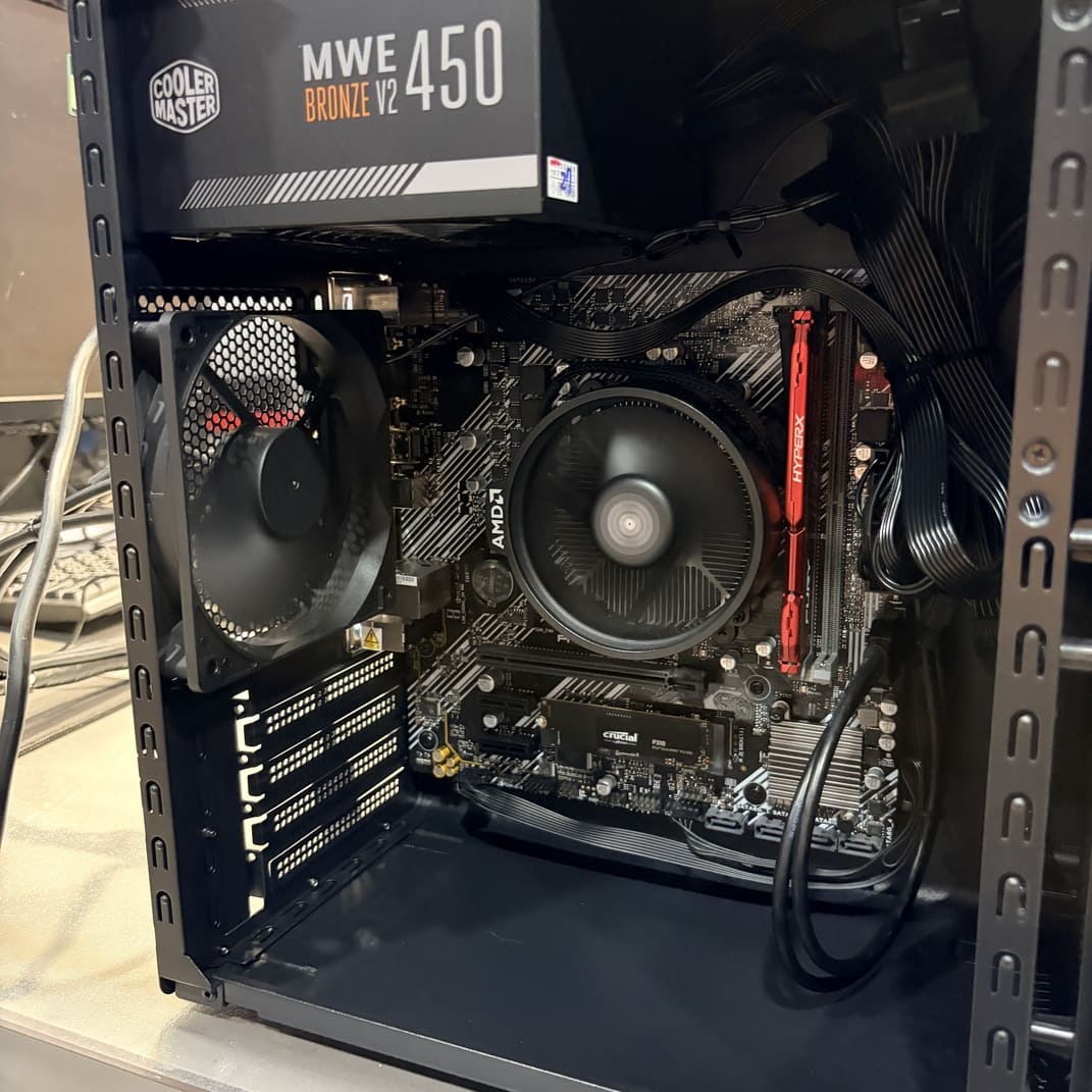 AMD CPU風扇與金士頓記憶體安裝特寫，展示組裝細節