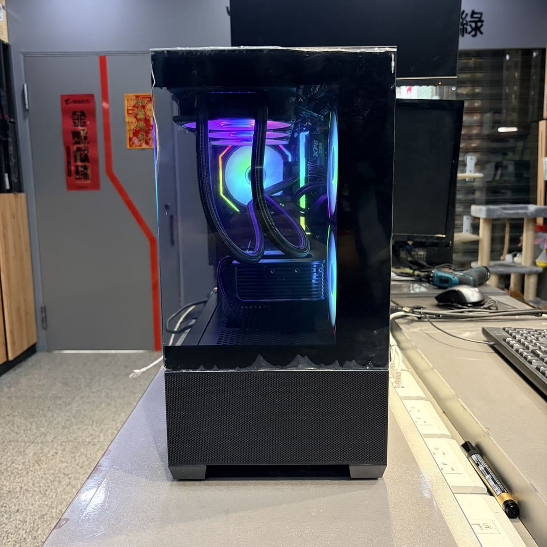 電腦機殼正面視角，保留原廠膠膜準備封箱寄送