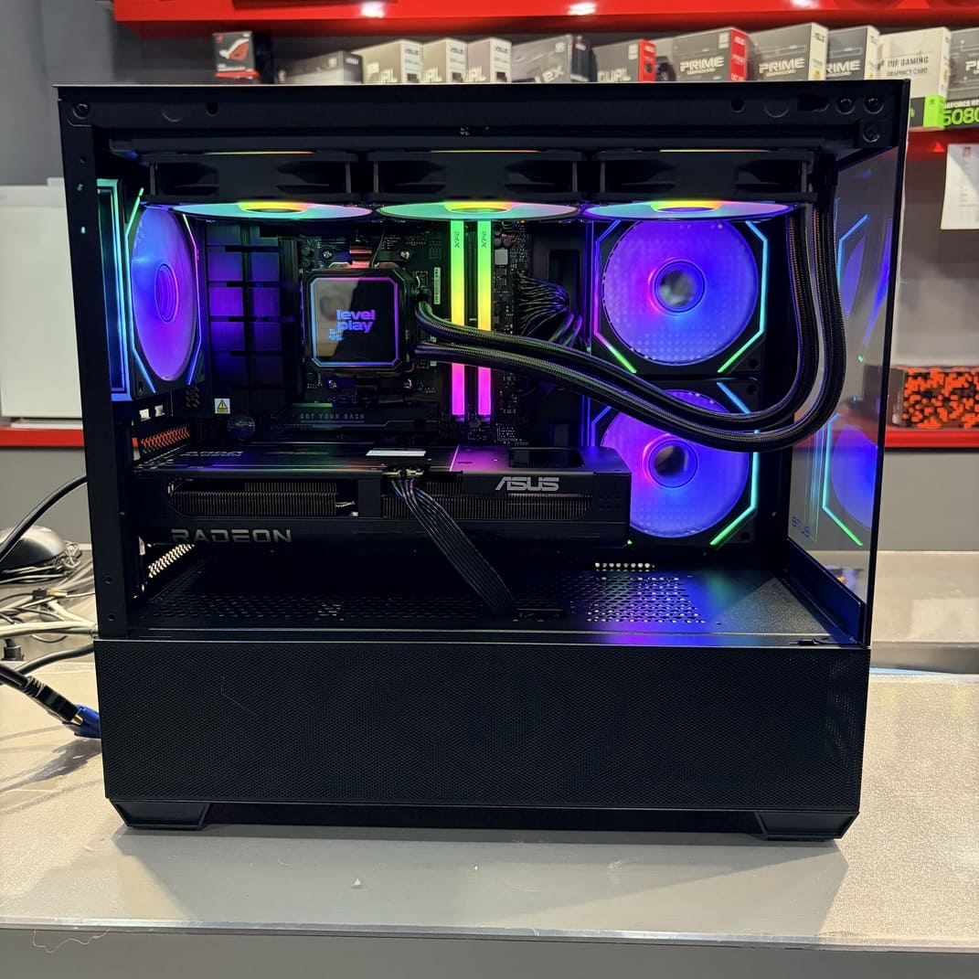 電腦內部側面視角，展示 ASUS 顯示卡與 Level Play 水冷頭安裝細節