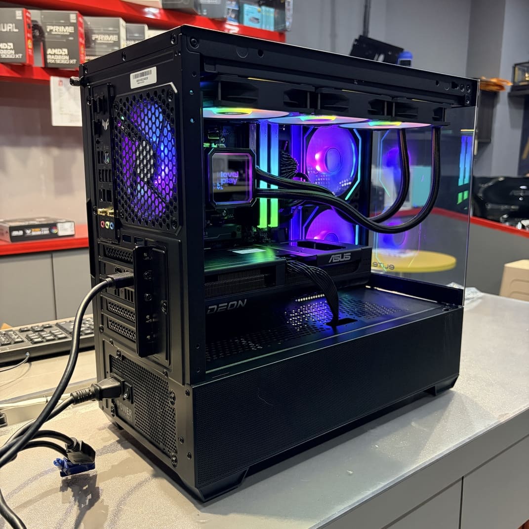 機殼側面視角，展示反葉風扇進氣配置與後方排氣動線