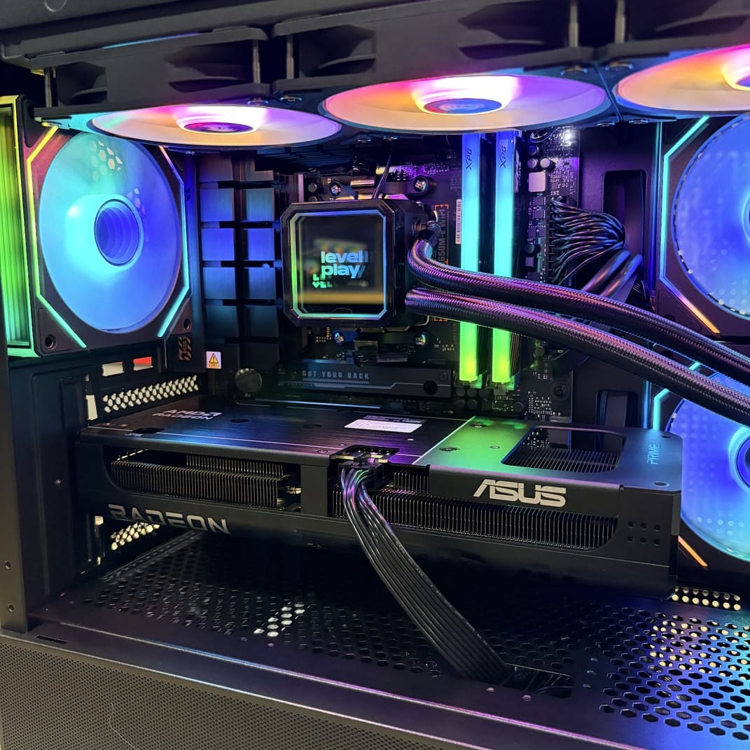 Level Play 水冷頭特寫，顯示螢幕與水管走線角度