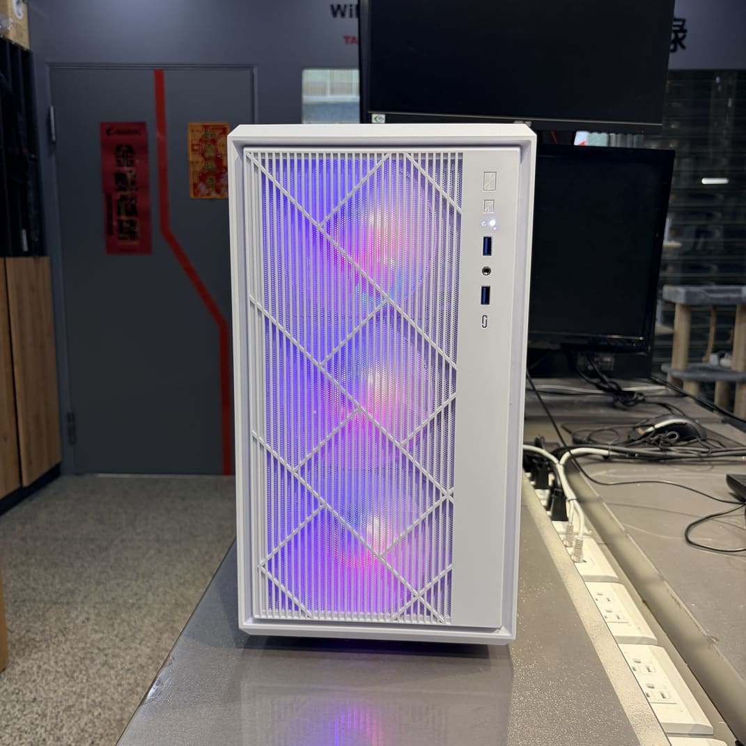 AINAR M200 白色機殼正面照，幾何線條進氣口與RGB燈光