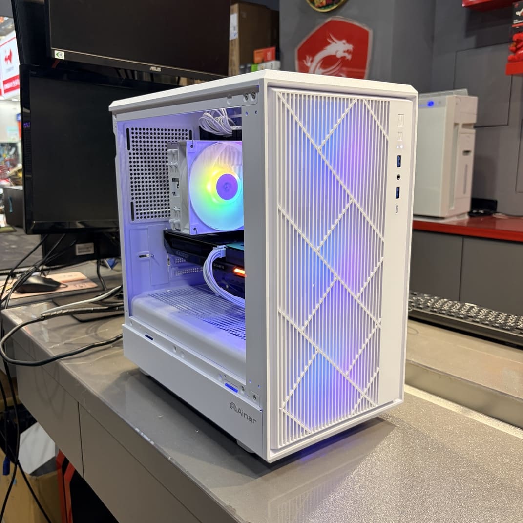 電腦主機側面內部全景，白色顯卡與散熱器配置