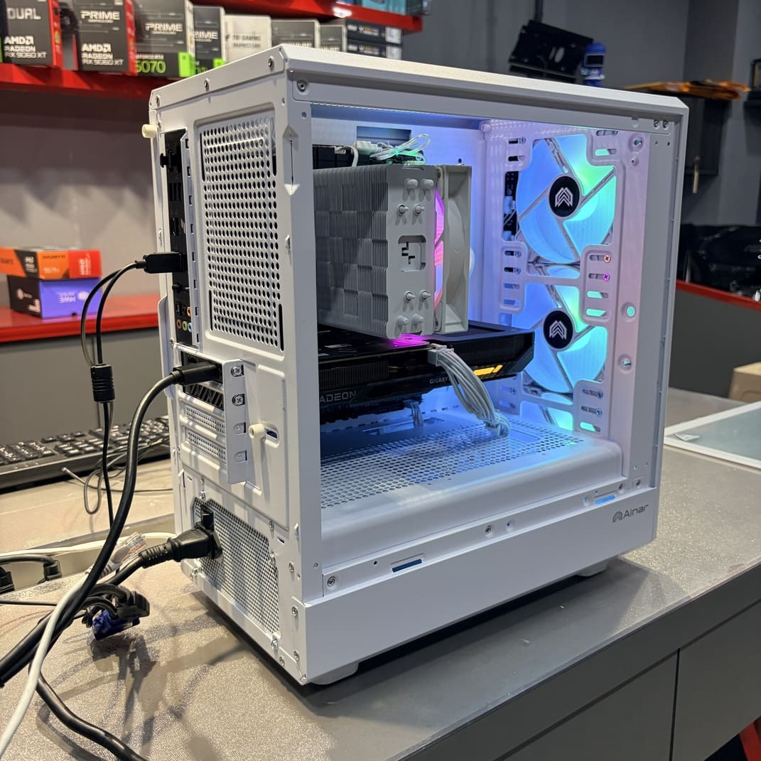 電腦機殼後方視角，展現整線與顯卡支撐