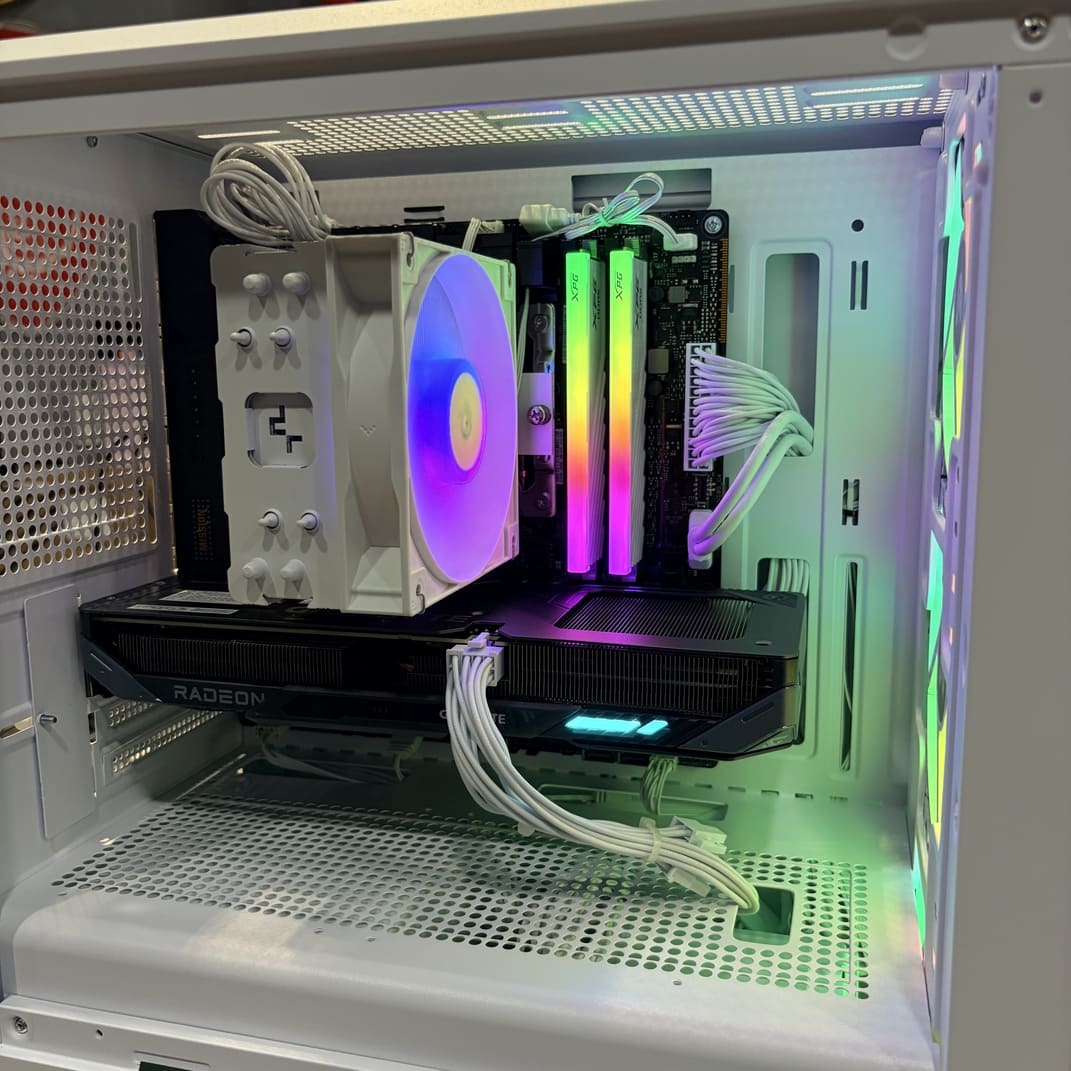 電腦主機RGB燈光全開效果，色彩漸層展示