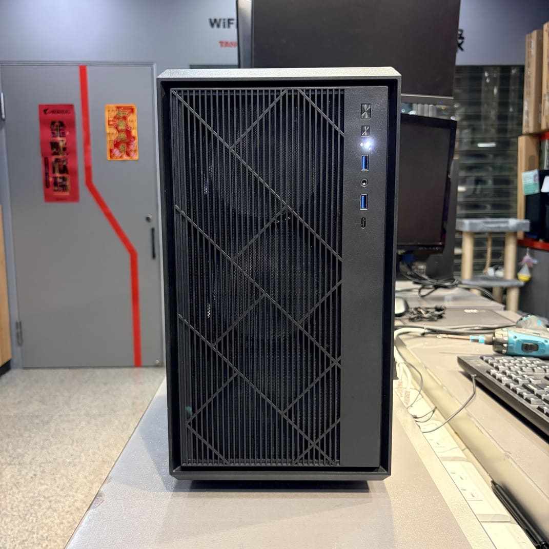 Ainar M200 正面照，幾何線條設計