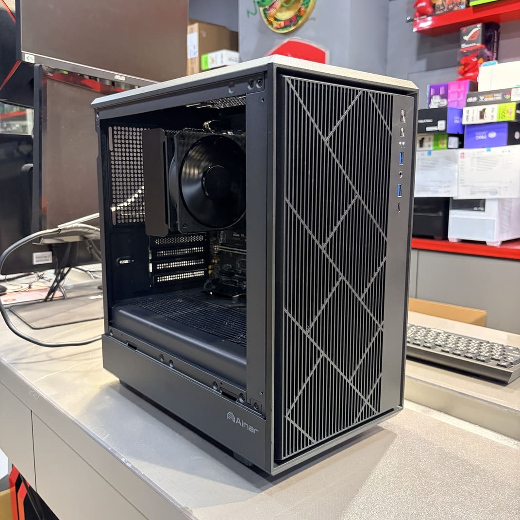 Ainar M200 機殼外觀，黑色幾何網孔設計，適合電腦組裝文書機