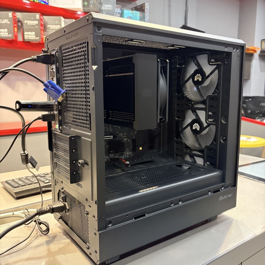 電腦主機背板I/O介面與後方排風扇配置