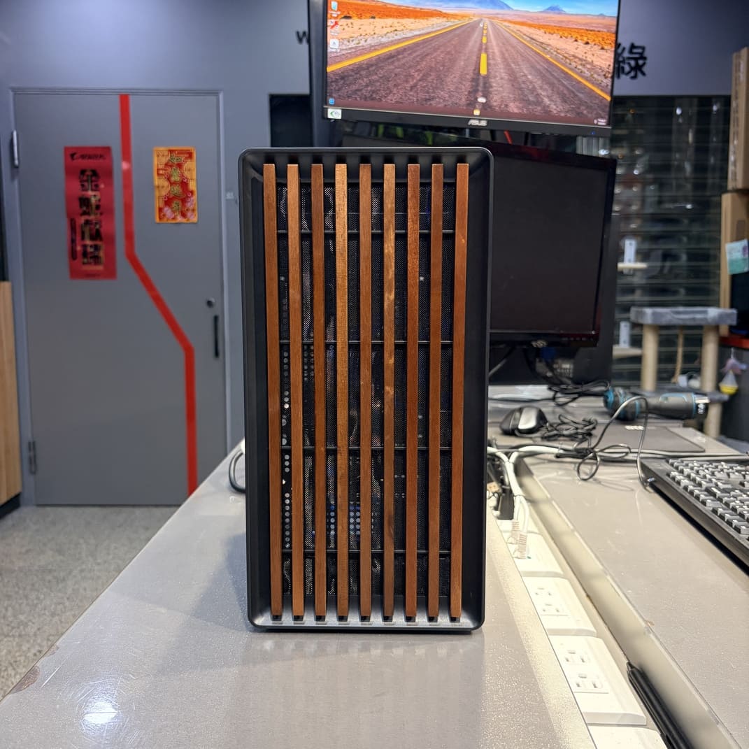 Power Master M7 機殼正面照，木紋柵欄設計，通風良好，高雄電腦組裝推薦