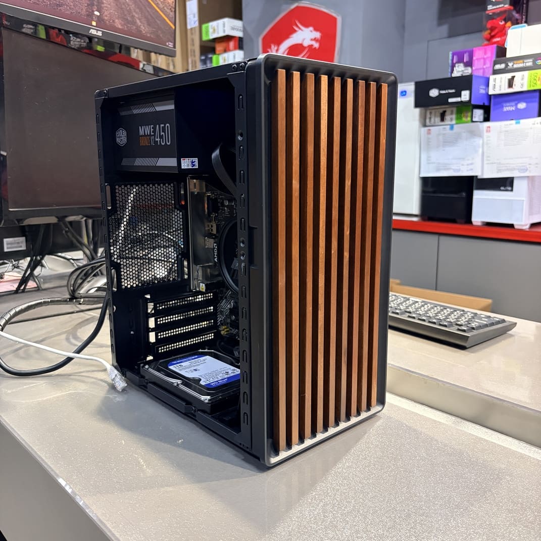 電腦主機側面視角，體積小巧，適合辦公桌面，電腦維修升級首選