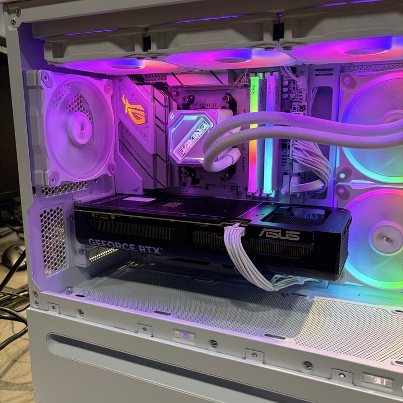 遊戲電腦配置 RTX 5070 Ti 顯示卡安裝特寫