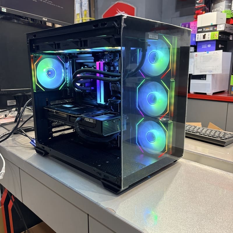 電腦組裝完工照：酷碼 Elite 681 全景玻璃側透與 RGB 燈效展示