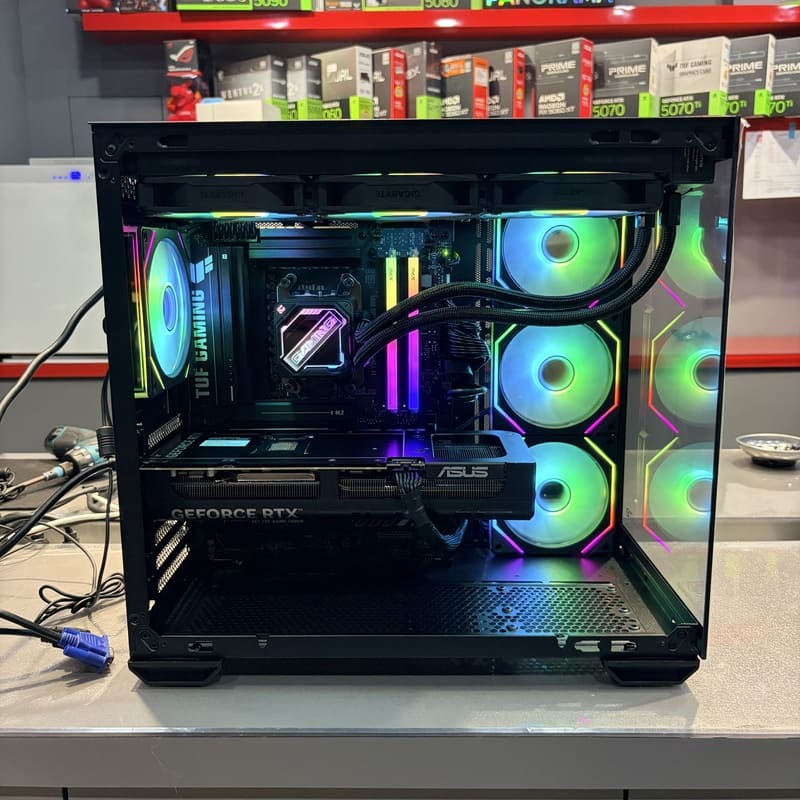 電腦主機內部細節：ASUS RTX 5080 與技嘉 360 水冷配置