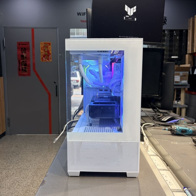 電腦主機前側方視角 玻璃透側反光質感