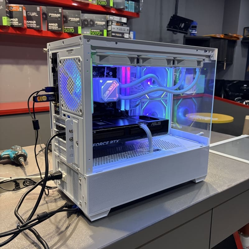 電腦主機背面I/O介面與後方散熱風扇配置