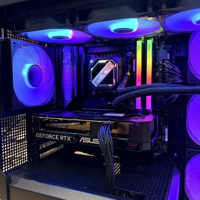 Core Ultra 7 水冷頭與記憶體安裝特寫