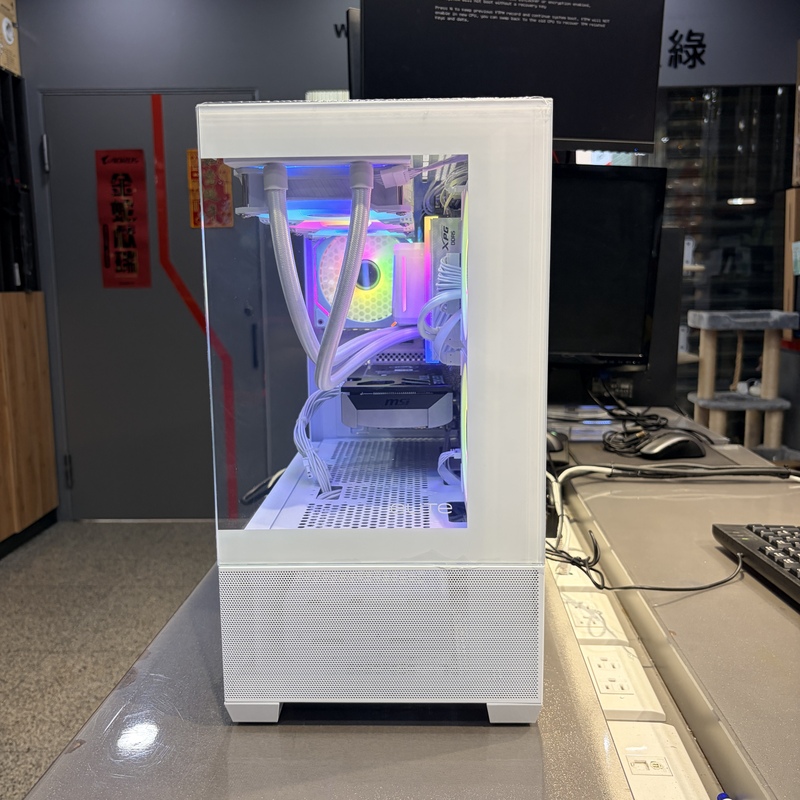 電腦開機測試 玻璃側板反射與RGB燈光展示