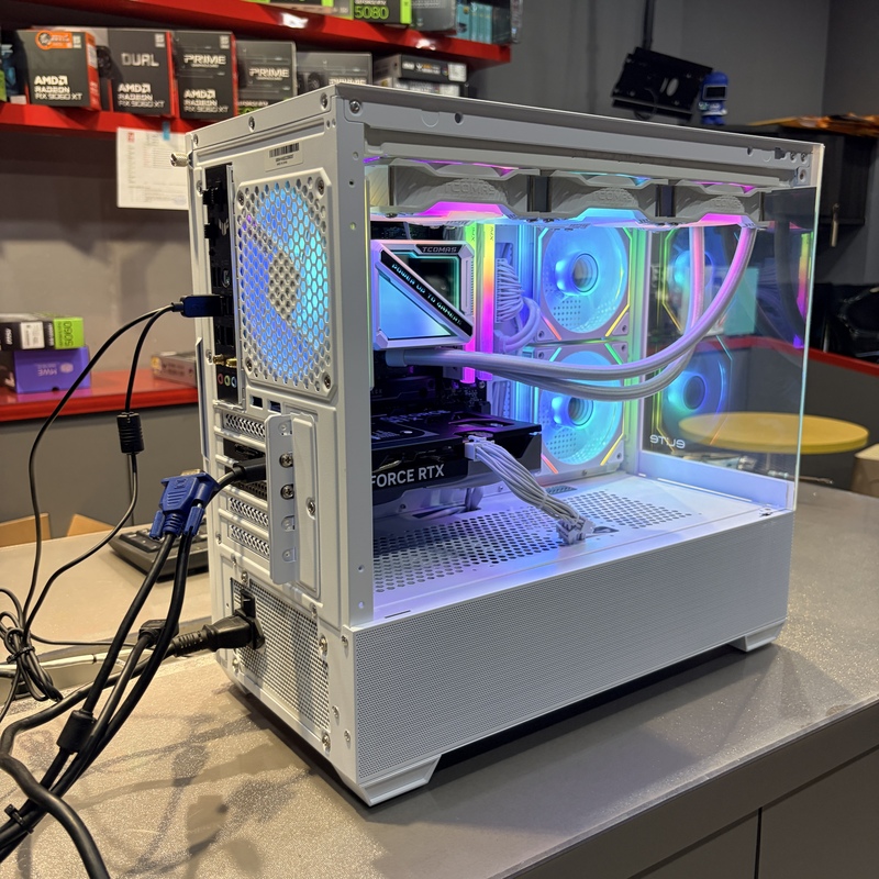 電腦主機背部IO接頭與後方排風扇配置