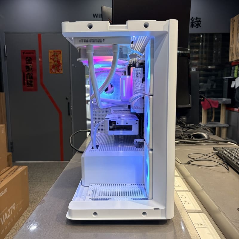 客製化電腦主機 喬思伯D300曲面玻璃前側視角