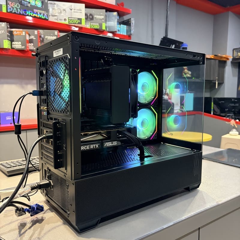 電腦主機背板 IO 介面與 WiFi 天線接頭