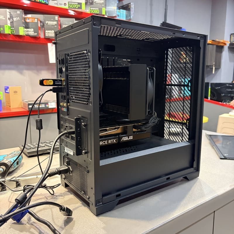 電腦背板I/O RTX5060Ti顯卡接口