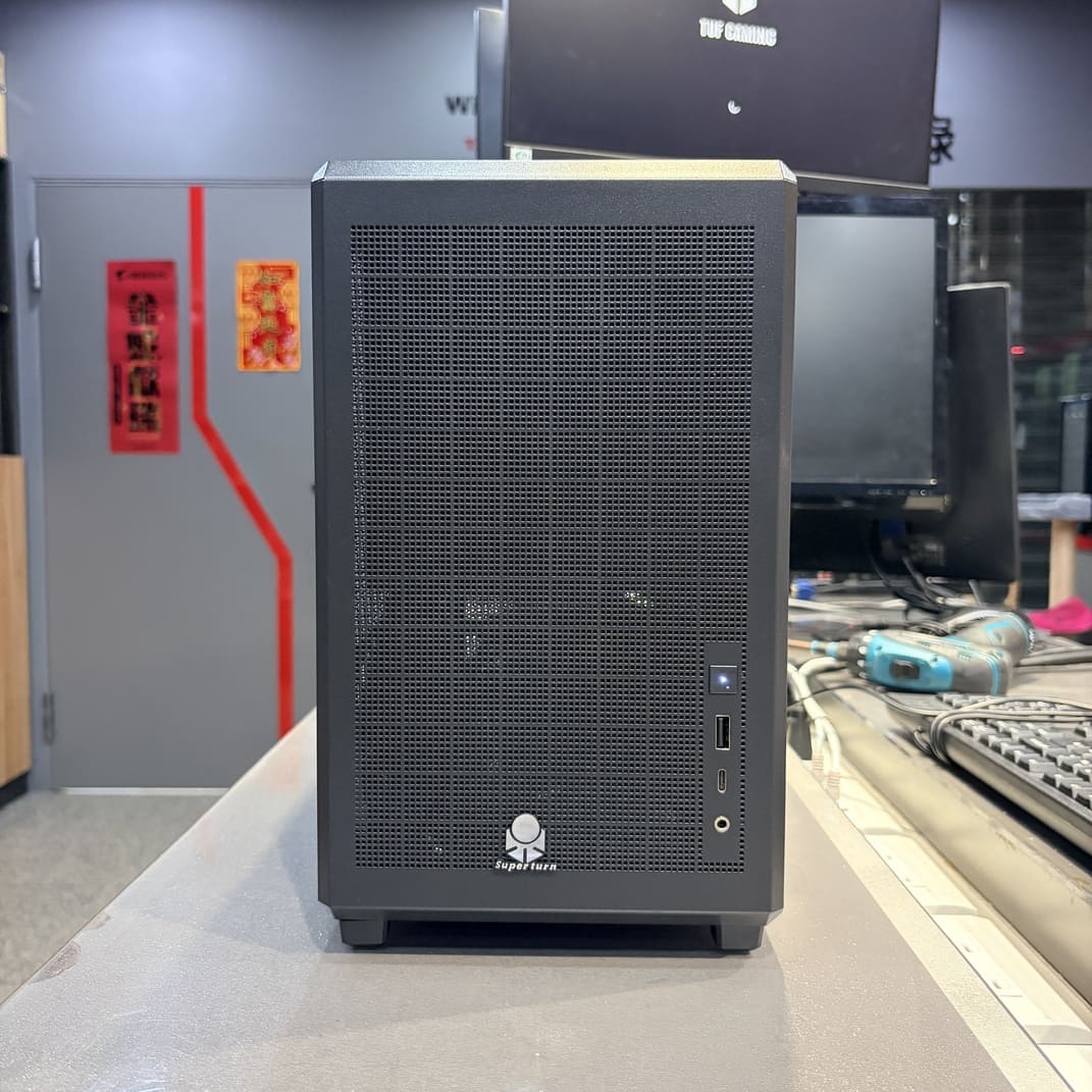 電腦完工照 正面網孔設計 散熱優化