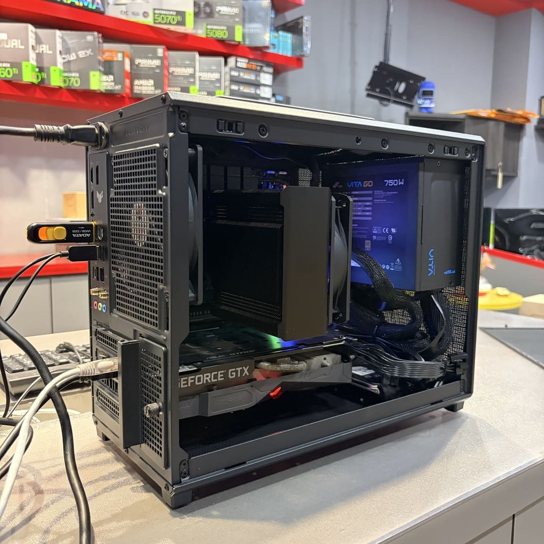 電腦完工照 背部 IO 介面與排風