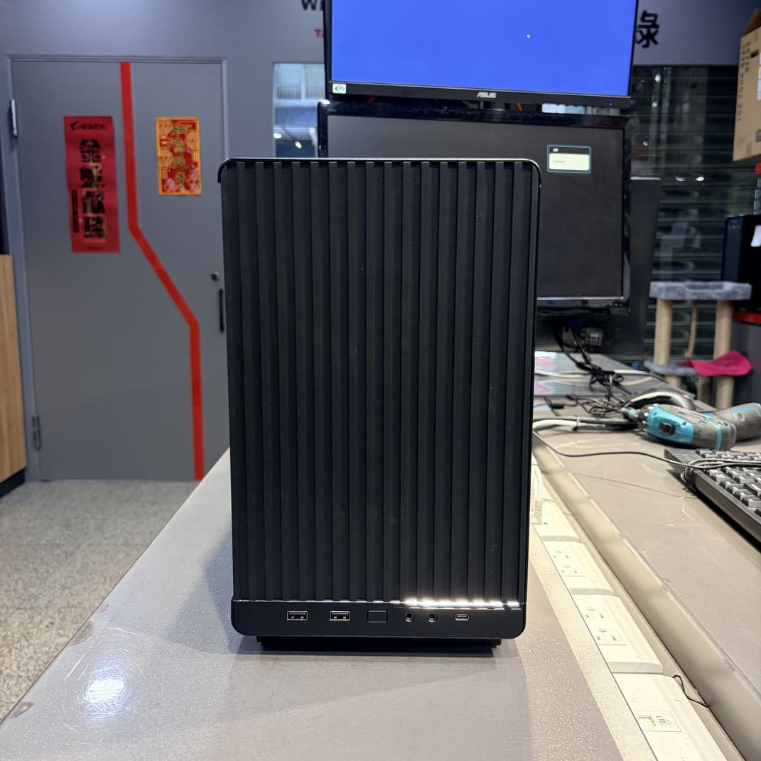 高雄電腦組裝完工照，聯力 A3-mATX 機殼木紋直條前面板外觀