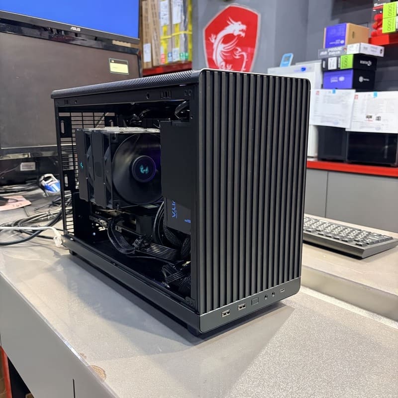 電腦完工照側面視角，展示CPU散熱器與電源，DIY、散熱優化