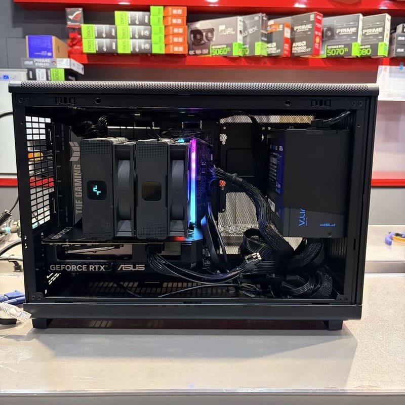 電腦完工照側面全景，展示顯卡與整線，DIY、散熱優化