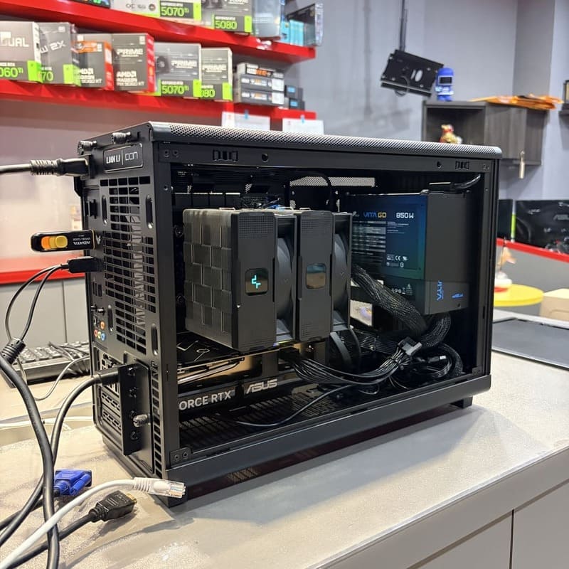 電腦完工照背部視角，展示風道與介面，DIY、散熱優化