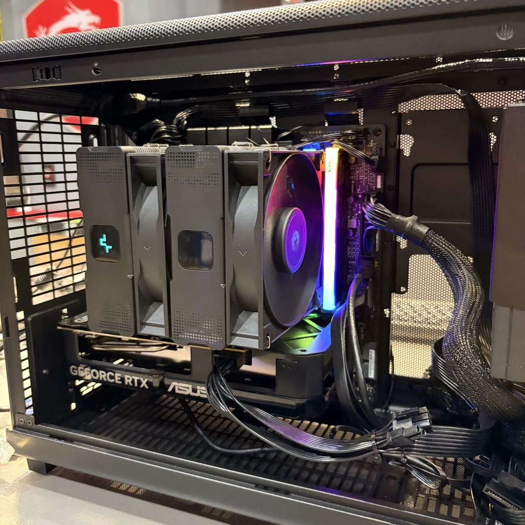 電腦現場維修與測試，展示 AG620 溫度顯示與記憶體微光 RGB