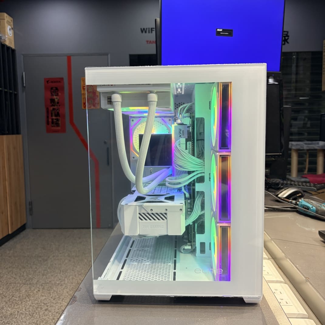 機殼側前角視角，展現整機光效與全景玻璃的通透感