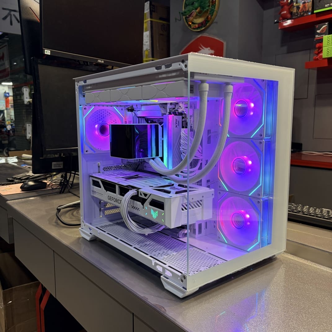 全景玻璃機殼側視圖，展示內部白化零件與RGB燈效