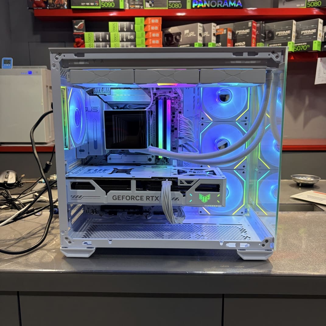 電腦機殼正側面圖，清楚看見水冷冷頭螢幕與 RTX 5070 Ti 顯示卡