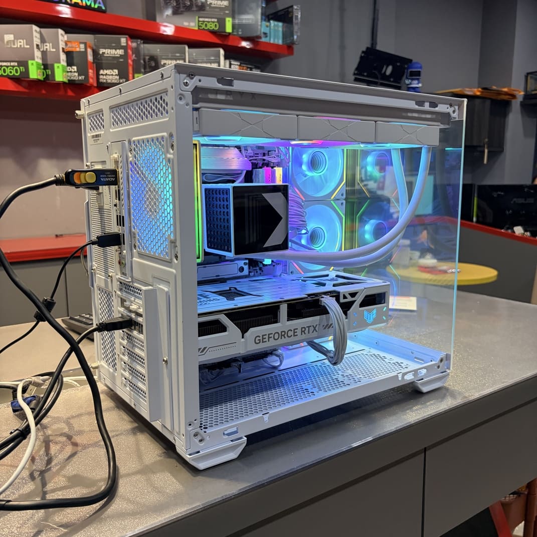 機殼背部與側面視角，展示後方排風風扇與連接埠