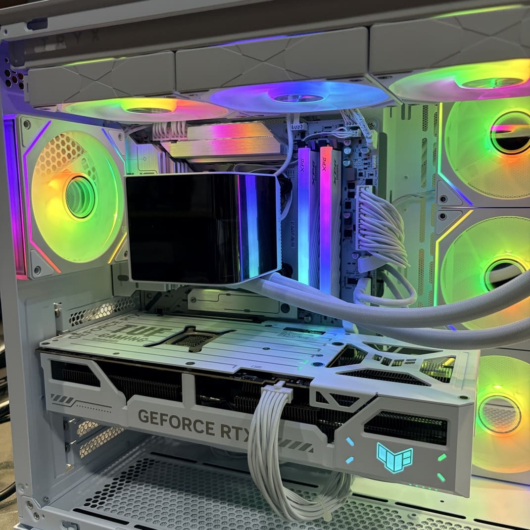 特寫鏡頭，專注於 DDR5 記憶體、主機板供電散熱片與水冷管