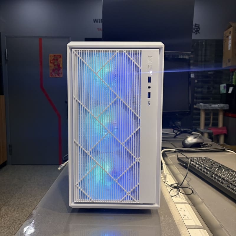 AINAR M200 機殼正面照，大面積網孔與 ARGB 風扇