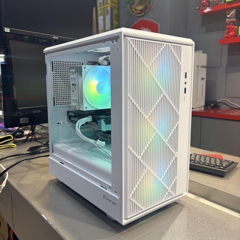 機殼側角視圖，展示純白機身與內部 RGB 燈效