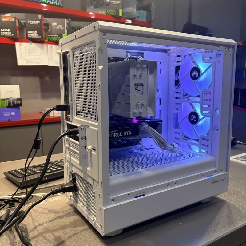 機殼背部視圖，展示後置排風扇與主機板 IO 介面