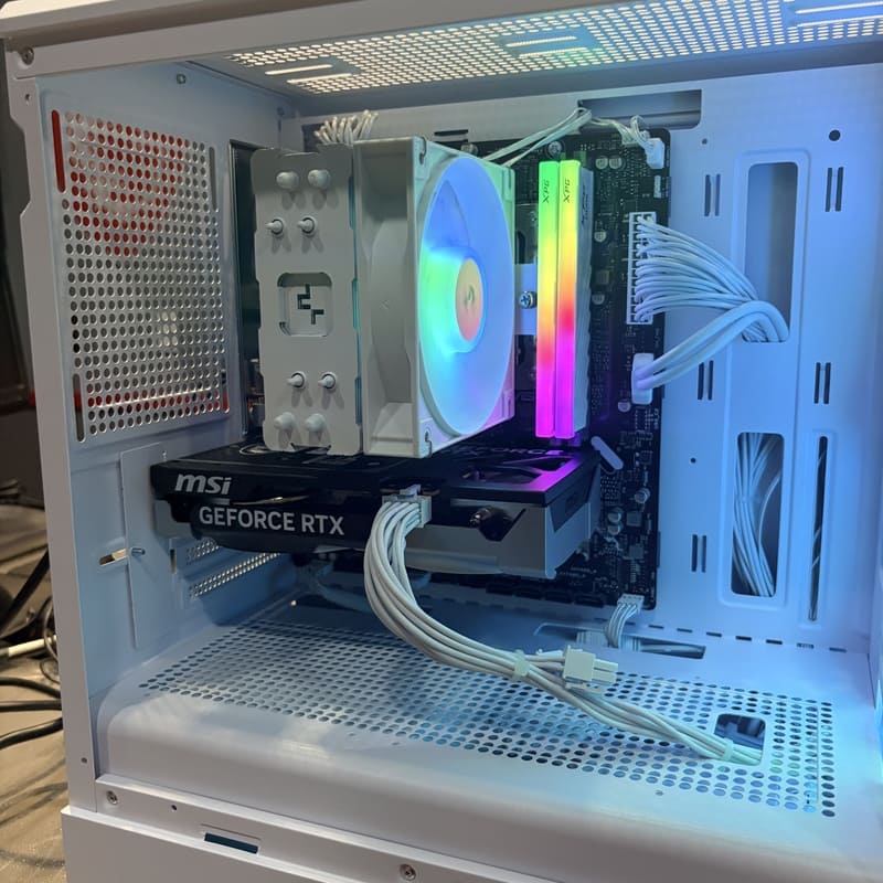 內部硬體安裝特寫，包含Core Ultra散熱器與RTX 5060顯示卡走線