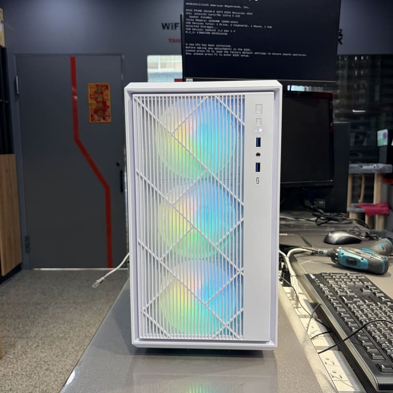 電腦主機正面，三顆ARGB風扇透過白色網孔面板透出柔和燈光，展現DIY組裝質感