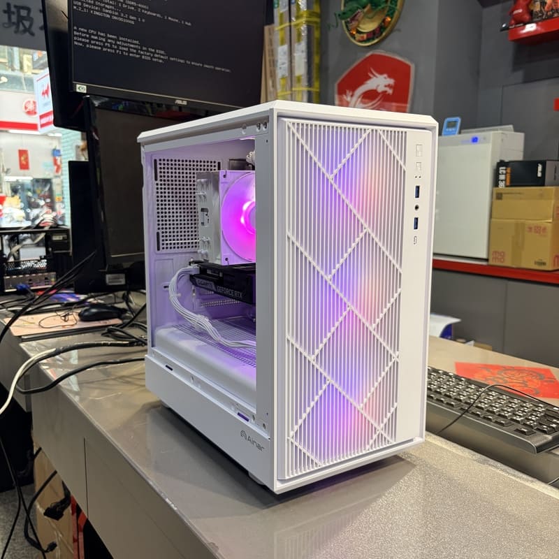 AINAR M200 白色機殼斜側面展示，內部零件運作與RGB燈光，呈現電腦開箱與完工照