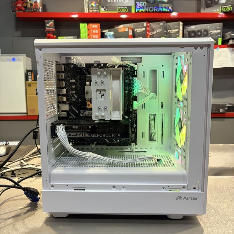 電腦機殼側板打開，展示主機板、塔散、顯示卡配置與專業整線細節，提升散熱優化