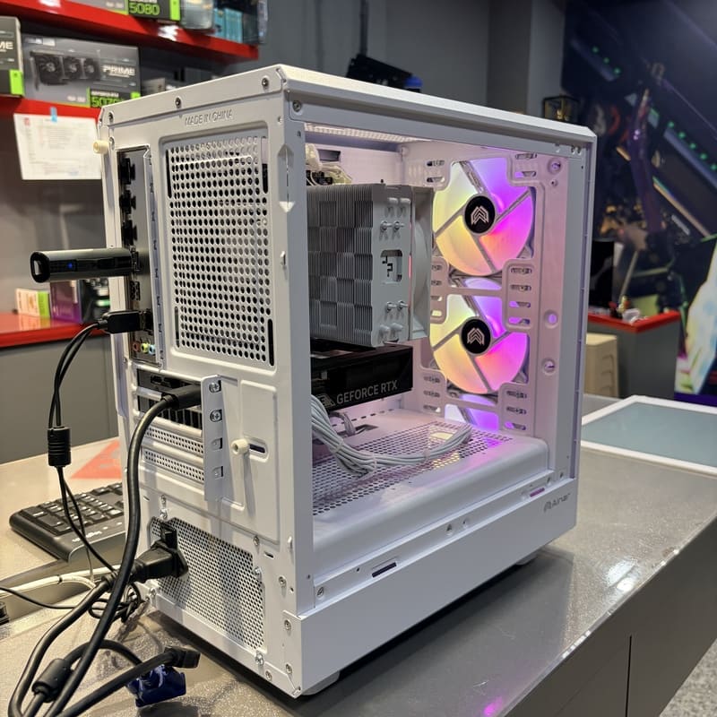 電腦主機背面視角，展示主機板I/O接口、後置排風扇與電源供應器位置，體現好維護特性