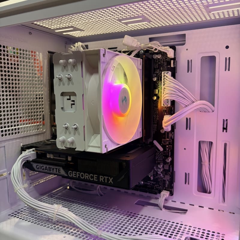 近距離特寫九州風神 AG400 散熱器與技嘉 RTX5060 顯示卡，強調硬體穩定度與散熱間距