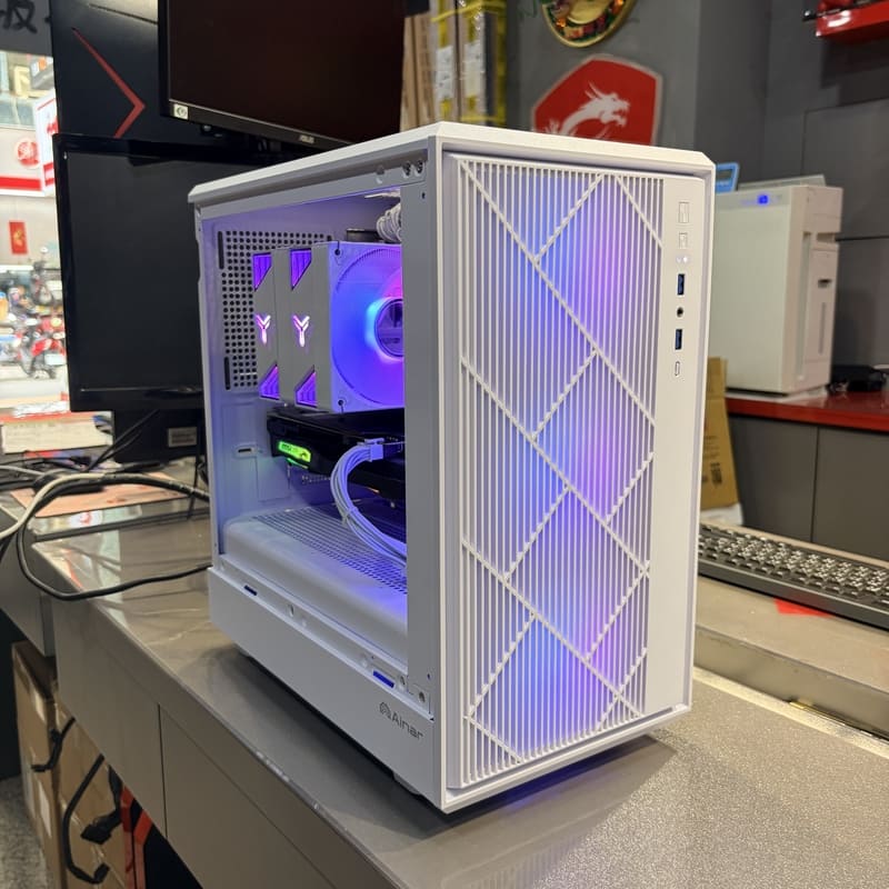 電腦開箱、完工照、DIY、散熱優化、Ainar M200 白色機殼正面與側視圖