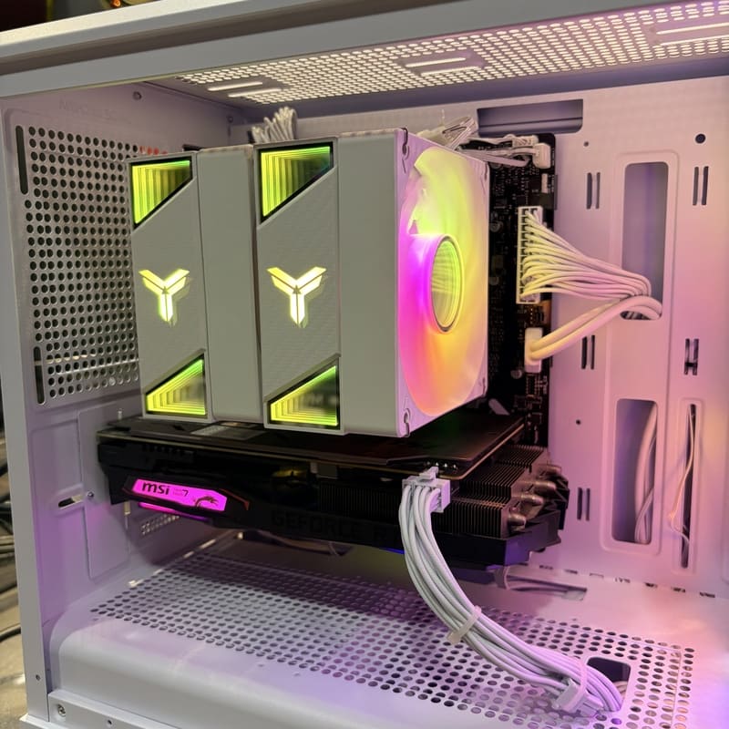 電腦完工照、散熱器近照、零干涉走線、維修價值