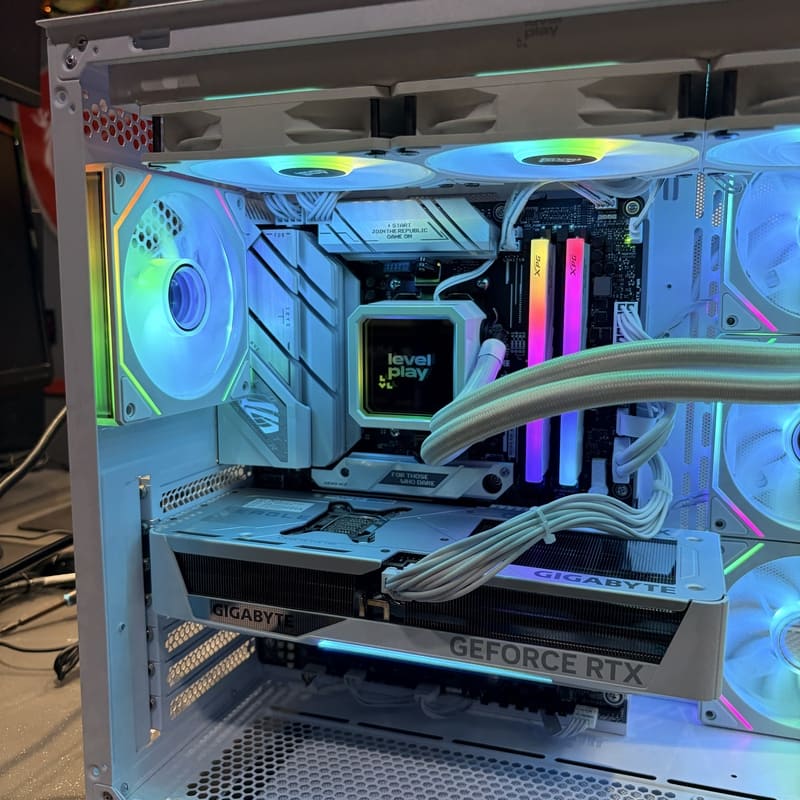 2026 電腦開箱 完工照 主機板特寫 記憶體燈效 顯示卡細節 DIY