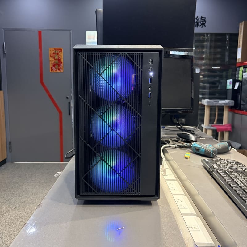 電腦完工照 機殼正面前面板與進風口設計
